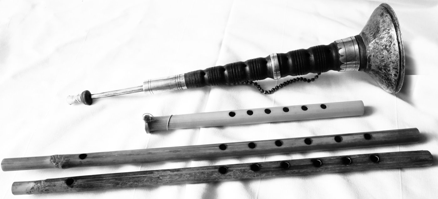 Sum pyi flutes and a hne oboe.